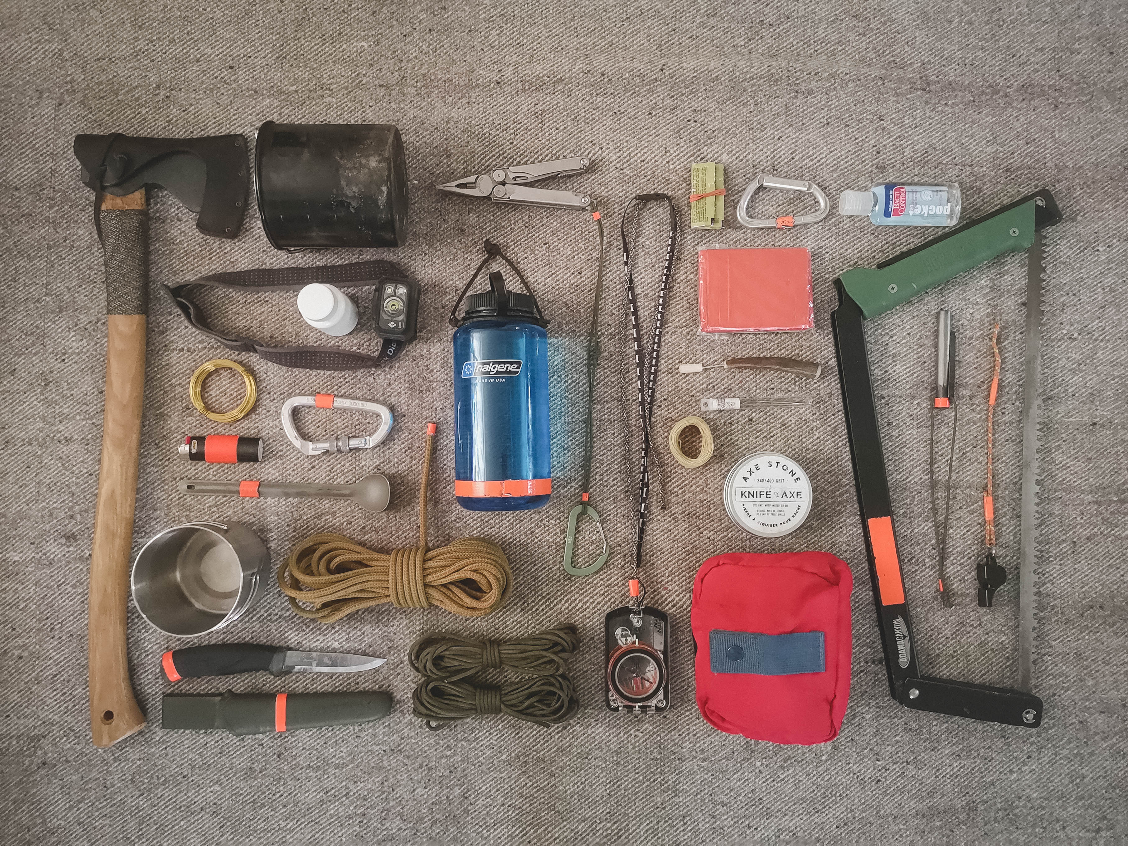 Kit De Survie Et Camping Compact - Inclut Scie à Fil, Paracorde, Sifflet, Lampe, Boussole, Mousqueton, Etc. (environ 10x7 Cm)